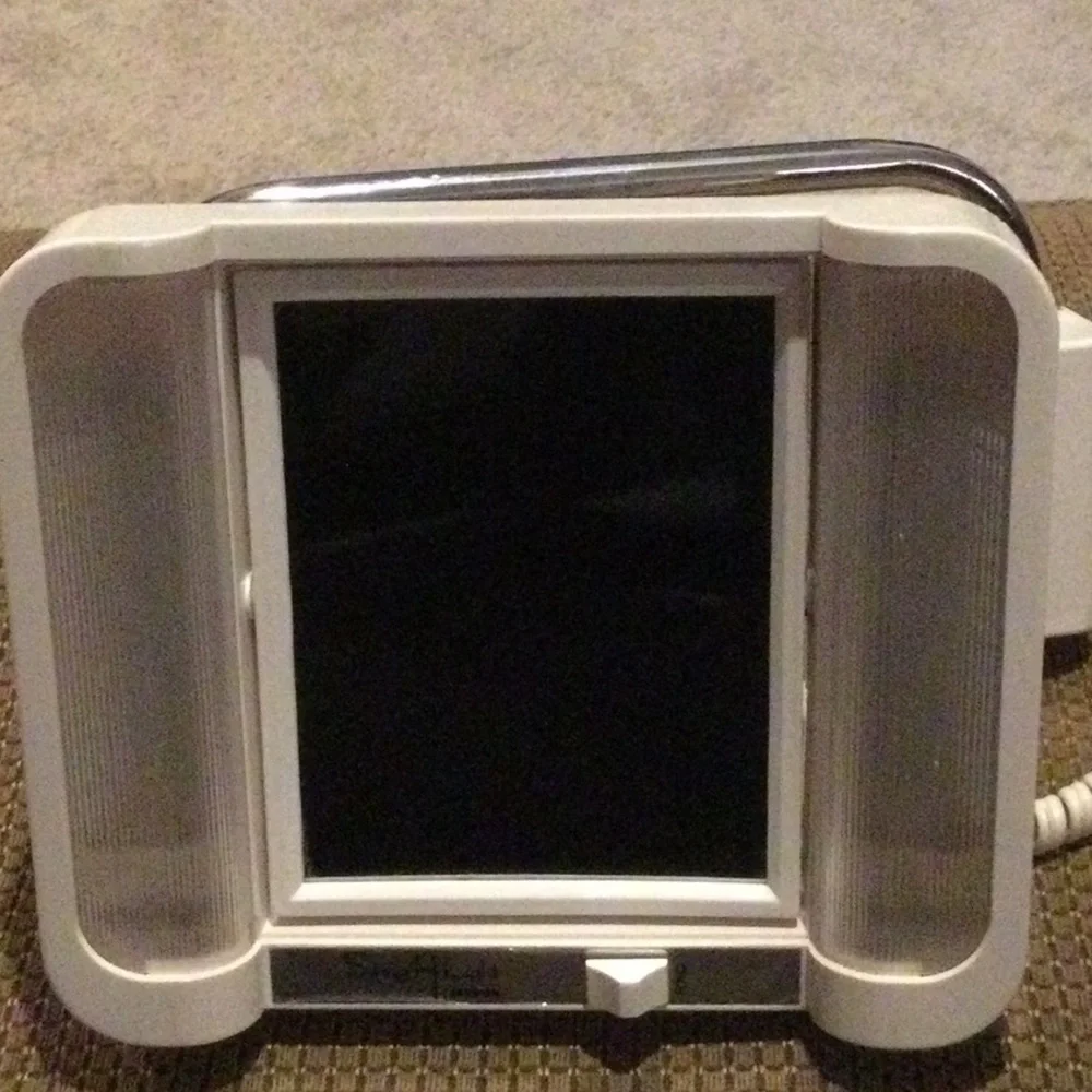 Swing a light lighted makeup mirror.